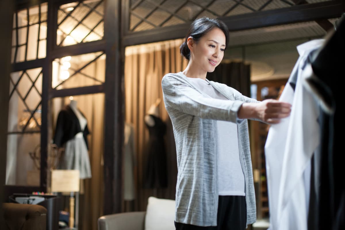 アパレル小売業のシステムリプレイス完全ガイド|サポート終了前に知っておくべき選定基準と月額35万円以下を実現する方法